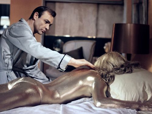 Goldfinger (1964, Sean Connery, Honor Blackman): James Bond: Who are you?/Pussy Galore: My name is Pussy Galore./James Bond: I must be dreaming (James Bond: Cine esti?/Pussy Galore: Pussy Galore./James Bond: Cred ca visez)