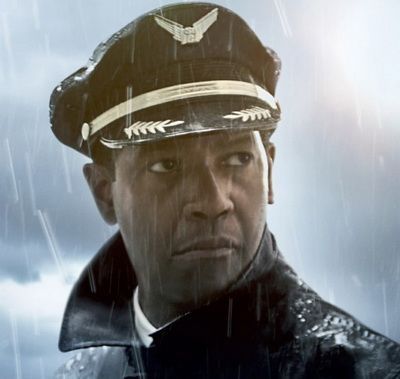 Denzel Washington, ridicat in slavi pentru rolul unui pilot dependent: ar putea primi a sasea nominalizare la Oscar pentru Flight. Scenele care te vor lasa fara respiratie