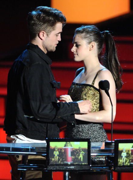 Prima imagine cu Kristen Stewart si Robert Pattinson dupa scandalul care i-a patat imaginea actritei: cei doi s-au afisat impreuna inainte de lansarea ultimul film Twilight