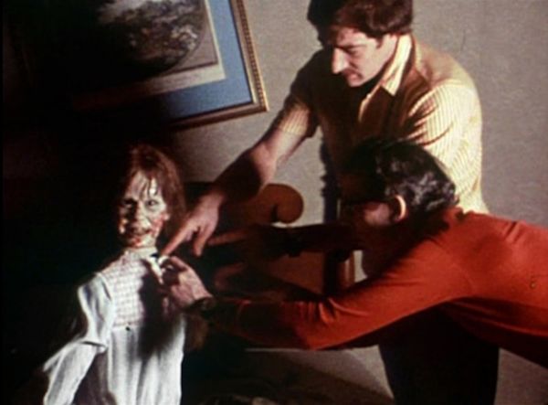 Linda Blair, in timp ce se pregatea pentru o scena din The Exorcist