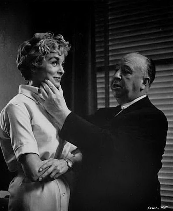 Alfred Hithcock in timp ce ii ofera indicatii lui Janet Leigh la filmarile 
