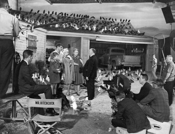Alfred Hitchcock si echipa de filmare pe platoul de la 