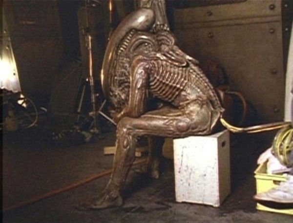 Bolaji Badejo, in costumul creaturii Alien, pe platourile de filmare de la Alien (1979)