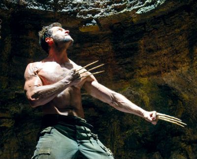 Hugh Jackman isi arata vechile gheare de os ale lui Wolverine intr-o noua imagine din film