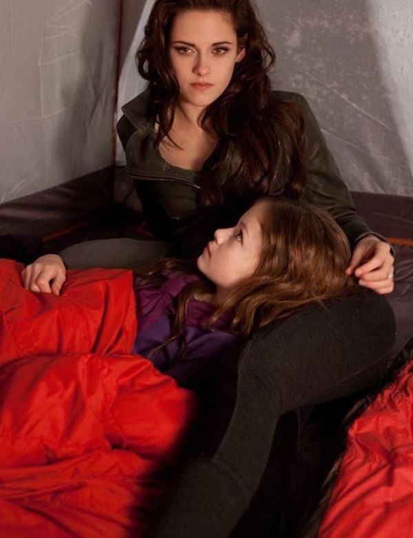 Kristen Stewart nu a vrut sa foloseasca papusi in timpul scenelor in care Bella apare in ipostaza de mama in Saga Amurg: Zori de Zi - Partea II. O serie de cativa bebelusi au fost folositi la filmari pentru ca actrita sa ofere o interpretare cat mai realista. 