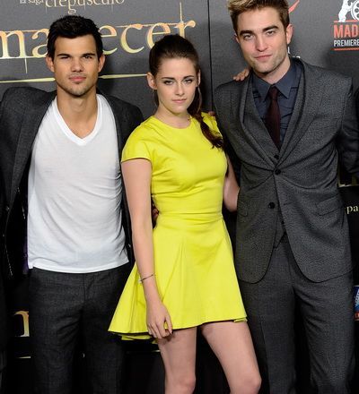 Twilight, nebunia a cuprins Europa: in SUA filmul va face 145 de milioane de $. Ce se intampla cu Kristen Stewart si Robert Pattinson si de ce au schimbat finalul cartilor
