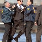 Leonardo DiCaprio, arestat si pus la pamant de FBI pe platourile de la The Wolf of Wall Street