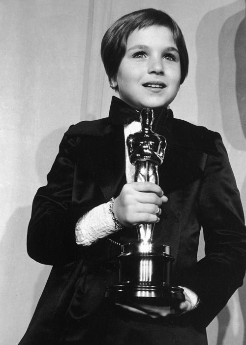 Tatum O'Neal (10 ani) a fost premiata cu Oscar la categoria cea mai buna actrita in rol secundar pentru filmul Paper Moon, in 1973.

