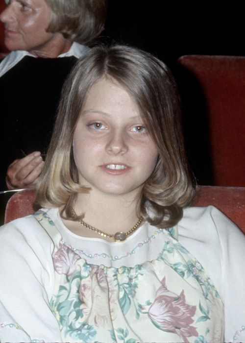 Jodie Foster (14 ani) a fost nominalizata la categoria ea mai buna actrita in rol secundar cu interpretarea prostituatei adolescente din filmul “Taxi Driver” de Martin Scorsese in 1977. Jodie Foster a castigat primul ei Oscar in 1989 pentru rolul principal din drama “The Accused“. Cel de-al doilea Oscar pentru cel mai bun rol principal a venit in 1992 cu  “The Silence of the Lambs