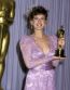 Marlee Matlin (21 de ani) a castigat Oscar pentru cea mai buna actrita in rol principal cu rolul unei studente fara auz din drama “Children of a Lesser God“ in 1987.