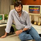 Ashton Kutcher: actorul seamana izbitor cu Steve Jobs in prima imagine din filmul jOBS. Filmul va avea premiera la Festivalul Sundance