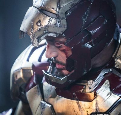 Iron Man 3: Robert Downey Jr, plin de sange in costumul celebrului super erou intr-o noua imagine din mega productia celor de la Marvel