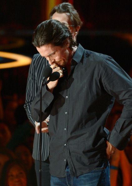 Christian Bale a inceput sa planga pe scena la MTV Movie Awards 2012 in timp ce tinea un discurs despre regretatul Heath Ledger.
