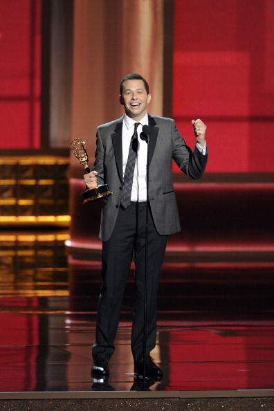 Reactia de bucurie a lui Jon Cryer premiat cu Emmy pentru cel mai bun actor de comedie in rol principal cu Two and a Half Men.