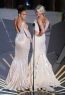 Jennifer Lopez si Cameron Diaz au prezentat intr-un mod inedit Oscarul pentru cele mai bune costume in 2012. Cele doua au atras atentia afisandu-se cu spatele la camere iar Jennifer Lopez era sa o pateasca din cauza decolteului mult prea generos