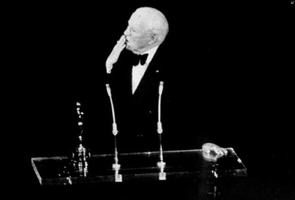 In 1972, Charlie Chaplin a primit trofeul Oscar pentru intreaga activitate. Evenimentul a marcat revenirea sa in SUA, dupa un exil de 20 de ani. Victima a regimului McCarthy in SUA, Chaplin a fost nevoit sa paraseasca tara dupa ce a fost acuzat ca e comunist. Insa, publicul nu l-a uitat niciodata: a fost primit cu 12 minute de ovatii. Sala l-a aplaudat timp de 12 minute, timp in care tipau 