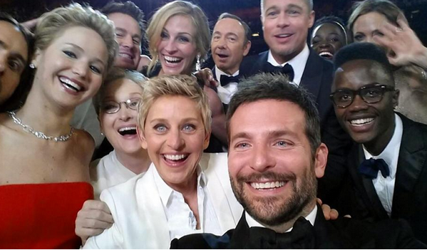 In 2014, selfie-ul facut de gazda show-ului, Ellen DeGeneres, impreuna cu cele mai mari staruri de film, a stabilit un nou record, fiind cea mai distribuita imagine din istorie pe Twitter, de peste 3 milioane de ori. Plus, Twitter a cazut timp de cateva minute dupa ce poza a fost urcata de Ellen. In imagine apar staruri ca Jennifer Lawrence, Angelina Jolie, Meryl Streep, Brad Pitt etc.