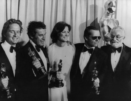 Aprilie, 1976: Michael Douglas, Milos Forman, Louise Fletcher, Jack Nicholson si Saul Zaentz au luat Oscar pentru 'One Flew Over The Cuckoo's Nest'