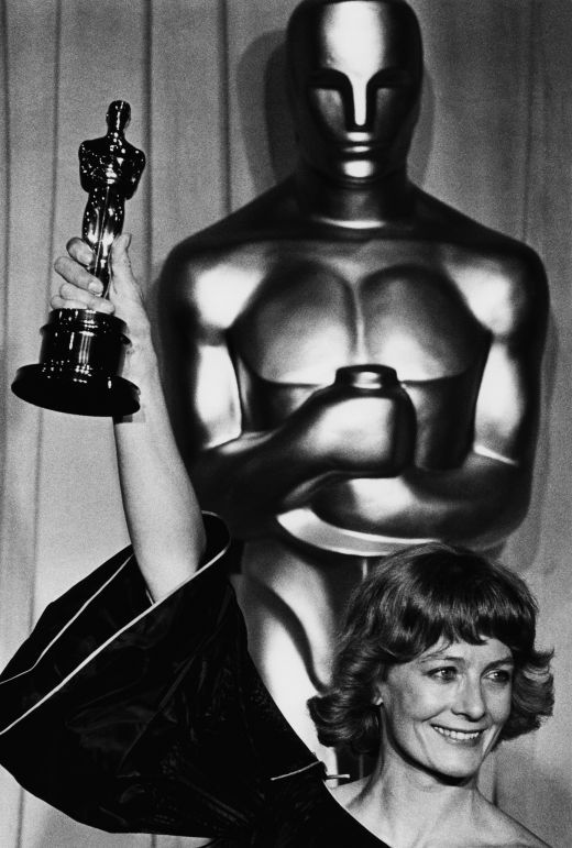 1 ianuarie 1978: Vanessa Redgrave isi arata mandra statueta obtinuta pentru rolul din filmul 