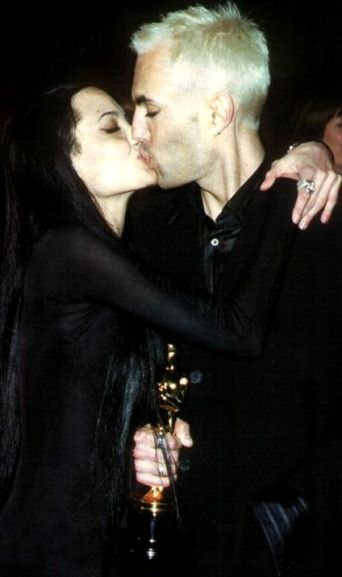 2001: Angelina Jolie a scandalizat pe toata lumea atunci cand si-a sărutat fratele  pe gura inainte de urca pe scena si a primi Oscarul pentru rolul din „Girl, Interrupted“.