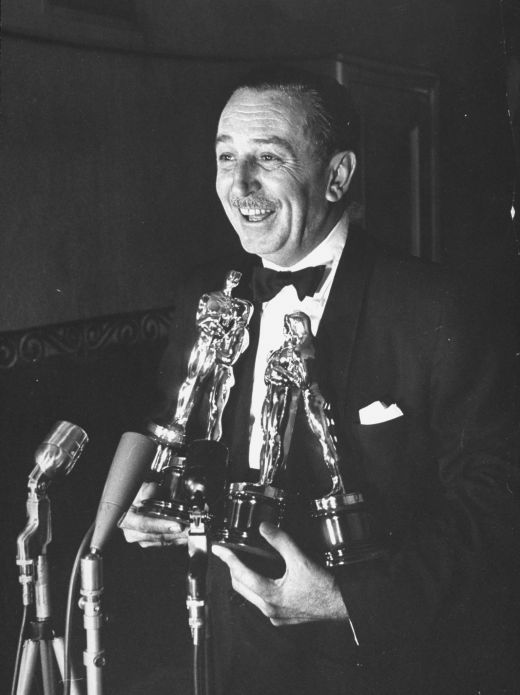 1 aprilie, 1954: producatorul american Walt Disney cu 4 Oscaruri in brate pentru The Living Desert (1953), The Alaskan Eskimo (1953), Toot Whistle Plunk and Boom (1953), Bear Country (1953). Walt Disney este personalitatea cu cele mai multe premii Oscar castigate, din istorie: 32 de statuete din cele 59 de nominalizari.
