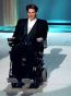 1996: Christopher Reeve a fost aplaudat in picioare la Oscarurile din 1996 atunci cand a aparut in scaun cu rotile pe scena si i-a indemnat pe colegii de la Hollywood sa faca mai multe filme despre cauzele sociale.