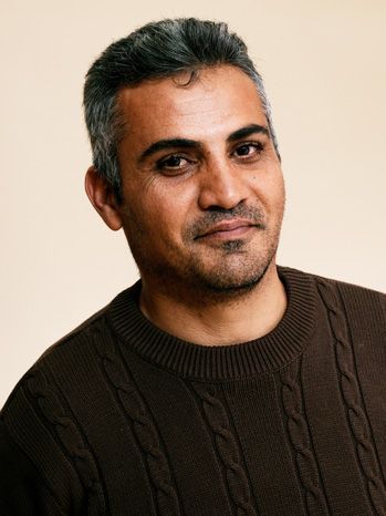 Regizorul palestian Emad Burnat a fost retinut de politie in Los Angeles pentru ca nimeni nu a crezut ca este nominalizat la Oscar 2013