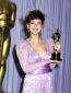 Marlee Matlin este cea mai tanara actrita premiata cu oscar pentru cel mai bun rol principal feminin: avea 21 de ani si 218 zile cand a castigat Oscar pentru Children of a Lesser God