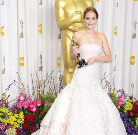 Jennifer Lawrence: actrita s-a impiedicat pe scari de emotie la primul Oscar din cariera