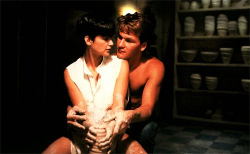 Ghost (1990): Demi Moore si Patrick Swayze au creat unul dintre cele mai romantice momente in Ghost. Cine poate uita scena in care Demi Moore traieste un moment pasional chiar langa masa unde lucra in lut?