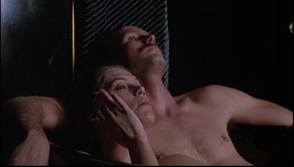 Body Heat (1981): Cand a fost lansat, Body Heat era numit instant unul dintre cele mai fierbinti filme facute vreodata. Cu William Hurt si Kathleen Turner in rolurile principale, filmul urmareste povestea unor amanti, care incep o aventura periculoasa. Scena de sex dintre cei doi a fost celebra in anii '80.