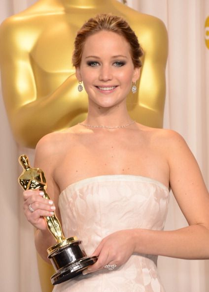 Jennifer Lawrence si-a schimbat look-ul dupa ce a castigat Oscarul: actrita a fost pozata intr-o ipostaza controversata
