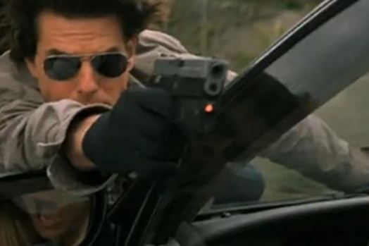 Knight And Day: Tom Cruise a declarat ca nu ii este frica de cascadorii si ca acestea ii ofera adrenalina. Nu e de mirare ca a reusit in Knight And Day sa se urce pe capota unei masini din mers si sa mai si traga cu arma in acelasi timp.