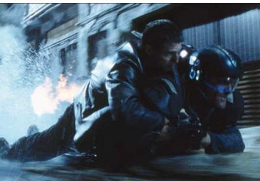 Minority Report: Una dintre scenele care au ridicat adrenlina fanilor in Minority Report a fost cursa infernala in care Tom  Cruise il prinde din aer pe adversar.