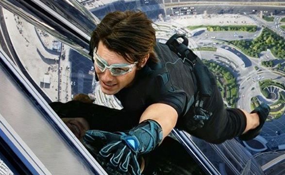 Mission: Impossible - Ghost Protocol. Tom Cruise n-a avut nicio teama in a escalada si a se arunca in gol de pe cea mai mare cladire din lume Burj Kalifa. Daca spectatorii au trait cu emotie momentul, Cruise a spus ca a trait cea mai incitanta experienta din viata lui. 