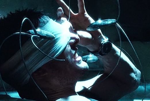 Minority Report: In scena in care Tom Cruise isi tine respiratia sub apa, Spielberg a vrut sa foloaseascs tehnica CGI insa actorul a insistat sa faca singur cascadoria. 