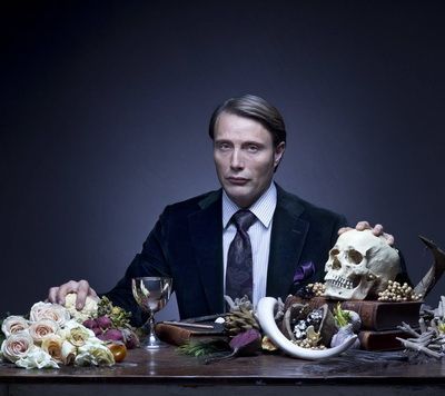 Mads Mikkelsen intra in mintea unuia dintre cei mai infricosatori psihopati din cinematografie: Hannibal este Diavolul