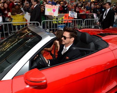 Robert Downey Jr a intrat ca un super erou la premiera Iron Man 3 din Los Angeles: actorul a venit pe covorul rosu intr-o masina decapotabila
