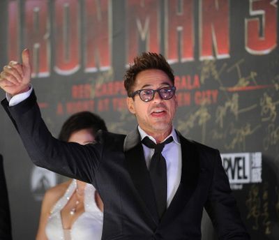 Robert Downey Jr vrea sa fie cel mai bine platit actor din istorie: starul negociaza pentru un salariu record de 100 de milioane de $ pentru The Avengers 2