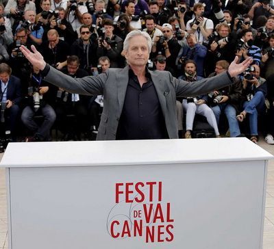 Behind The Candelabra, filmul pe care Hollywood-ul nu l-a vrut, a uimit la Cannes: Michael Douglas, intr-unul dintre cele mai bune roluri din cariera sa