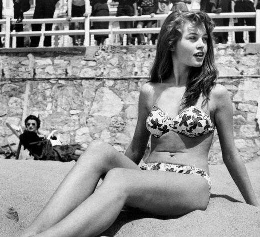 Brigitte Bardot, prima femeie in bikini la Festivalul de Film de la Cannes (1953)

