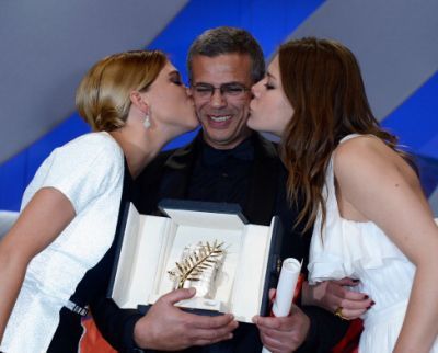 Blue is The Warmest Colour, un film tabu despre dragostea dintre doua lesbiene, a triumfat la Cannes. Abdellatif Kechiche a castigat primul Palme d Or din cariera
