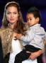 Angelina Jolie si primul ei baiat adoptat, Maddox