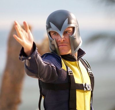 X-men Days of Future Past: Michael Fassbender leviteaza in prima imagine cu Magneto din super productia cu mutanti