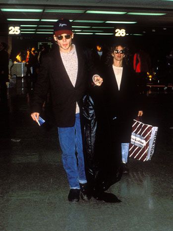 2. Johnny Depp cu Jennifer Grey: 
Jennifer Grey, starul din Dirty Dancing si Johnny Depp au avut o relatie in 1989 despre care s-a speculat mult, spunandu-se chiar ca s-ar fi si logodit.