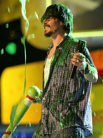 27. Slimed!: La fel ca alte staruri, Johnny Depp nu a scapat de noroiul de la Nickelodeon Kids' Choice Awards. In 2005, actorul a fost acoperit cu noroi pe scena. 