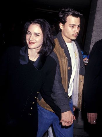 6. Johnny Depp cu Winona Ryder: Actorul a fost logodit cu Winona Ryder din 1990 pana in 1993 si chiar si-a facut un tatuaj in onoarea ei. Dupa despartire, Depp a schimbat mesajul din 