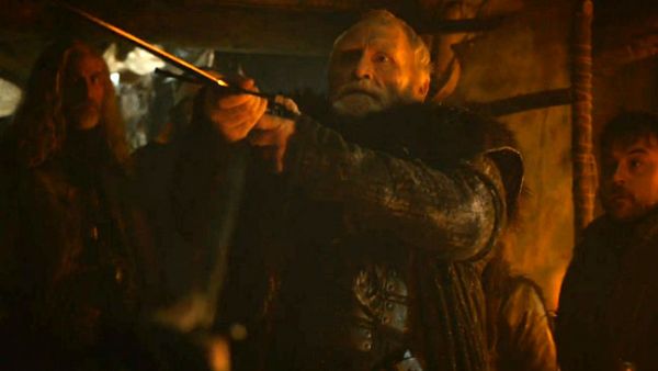 
Jeor Mormont: Jeor este omorat in spate in episodul 