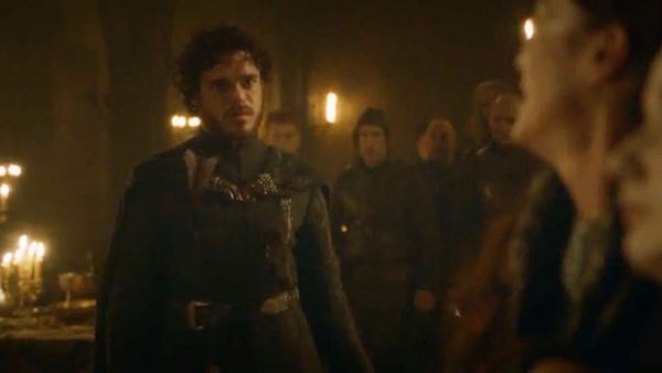 Robb Stark: Probabil cea mai socanta moarte din sezonul 3 a fost cea a lui Robb Stark. Dupa ce tatal sau este ucis in primul sezon, iata ca a venit si randul fiului razbunator sa aiba parte de aceeasi soarta crunta. El a fost tradat de Roose Bolton si ucis laolalta cu mama si sotia sa, care era insarcinata.
