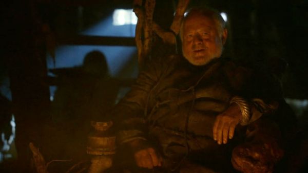 Craster: Nu doar personajele bune mor in Game of Thrones, ci si cele malefice. Craster, cunoscut pentru crimele sale odioase, este omorat cu un pumnal in gat intr-o scena sangeroasa, chiar in casa lui.
